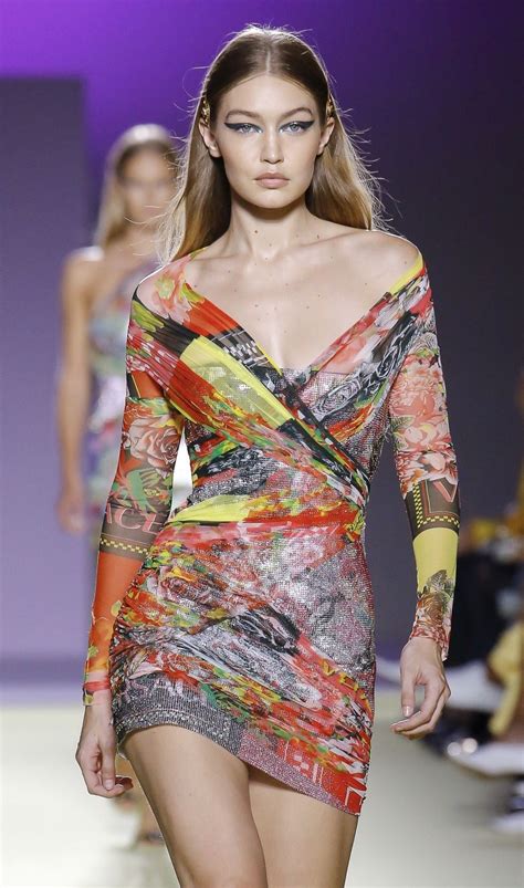 sfilata moda versace tg5|Alla sfilata Versace della Milano Fashion Week, Gigi Hadid .